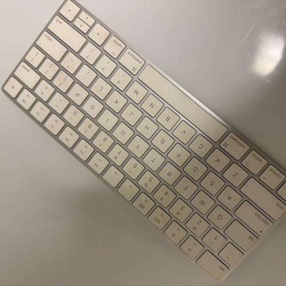 Apple Magic Key Wireless Silver Keyboard - Picture 2 of 3